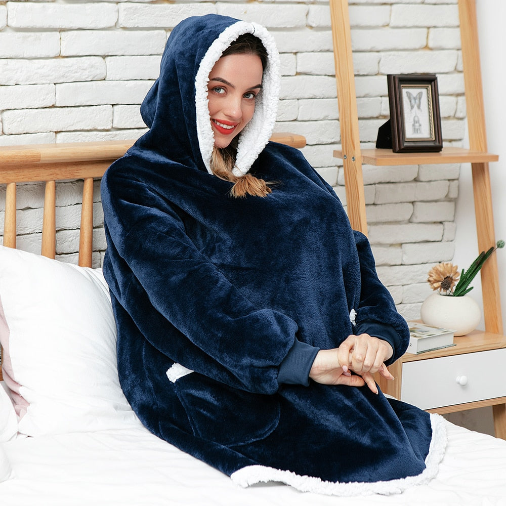 NOUVEAU RICHE Hoodie & Decke in Einem – Oversize Decke mit Ärmeln & Kapuze für Damen, Weicher Fleece mit Kängurutasche, 12 Farben – Luna