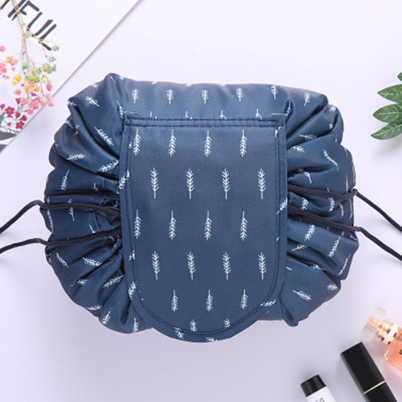 NOUVEAU RICHE Shanna Scrunch Kosmetiktasche – Grosse Schminktasche mit Kordelzug, flach aufklappbar, waschbar & wasserdicht, 8 Muster Blaue Sprossen