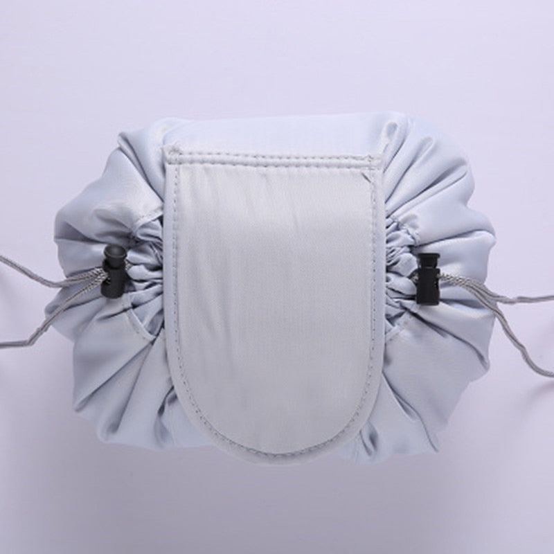 NOUVEAU RICHE Shanna Scrunch Kosmetiktasche – Grosse Schminktasche mit Kordelzug, flach aufklappbar, waschbar & wasserdicht, 8 Muster Silber