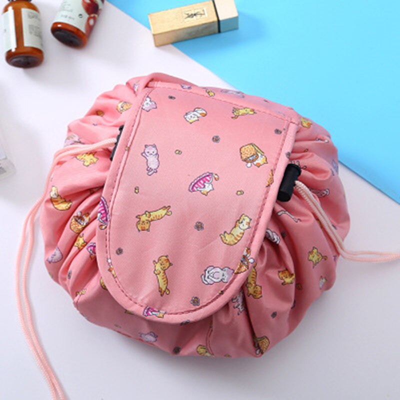 NOUVEAU RICHE Shanna Scrunch Kosmetiktasche – Grosse Schminktasche mit Kordelzug, flach aufklappbar, waschbar & wasserdicht, 8 Muster