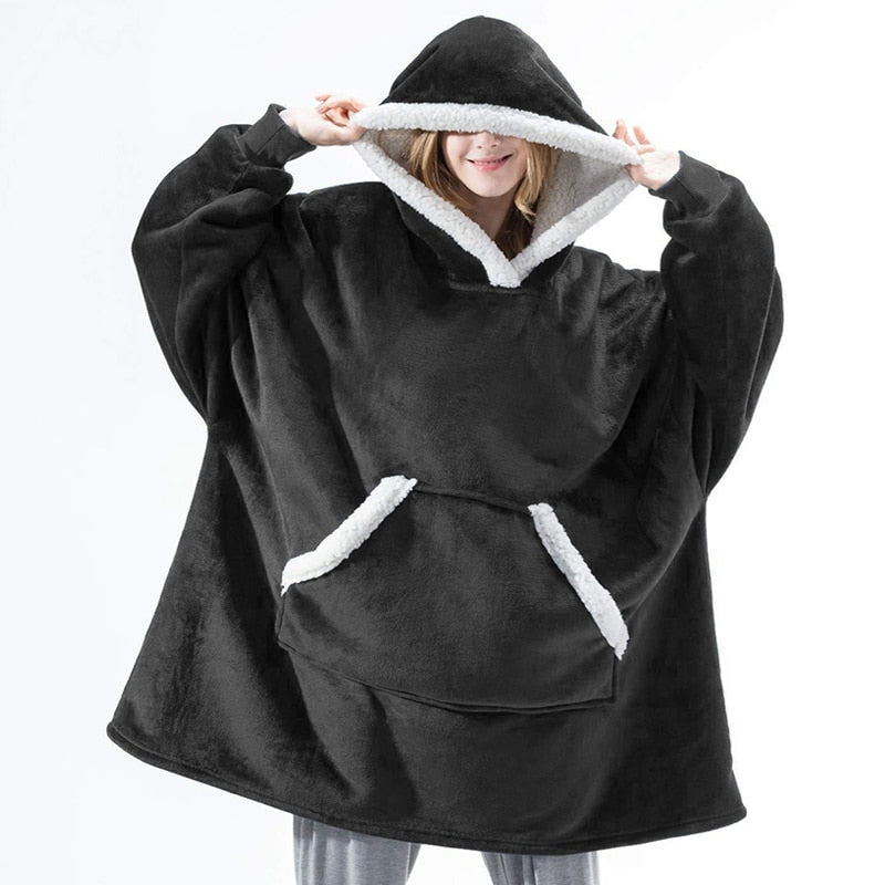 NOUVEAU RICHE Hoodie & Decke in Einem – Oversize Decke mit Ärmeln & Kapuze für Damen, Weicher Fleece mit Kängurutasche, 12 Farben – Luna