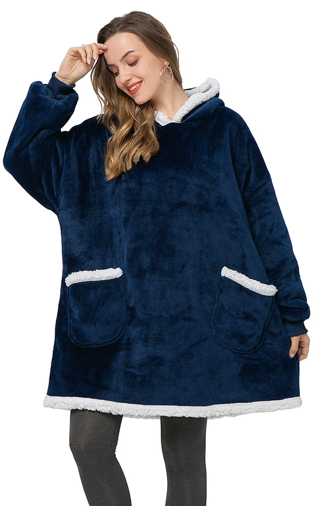 NOUVEAU RICHE Hoodie & Decke in Einem – Oversize Decke mit Ärmeln & Kapuze für Damen, Weicher Fleece mit Kängurutasche, 12 Farben – Luna