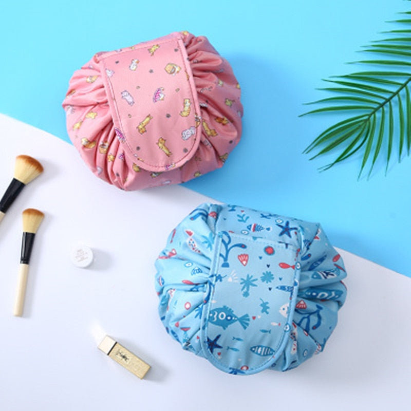 NOUVEAU RICHE Shanna Scrunch Kosmetiktasche – Grosse Schminktasche mit Kordelzug, flach aufklappbar, waschbar & wasserdicht, 8 Muster