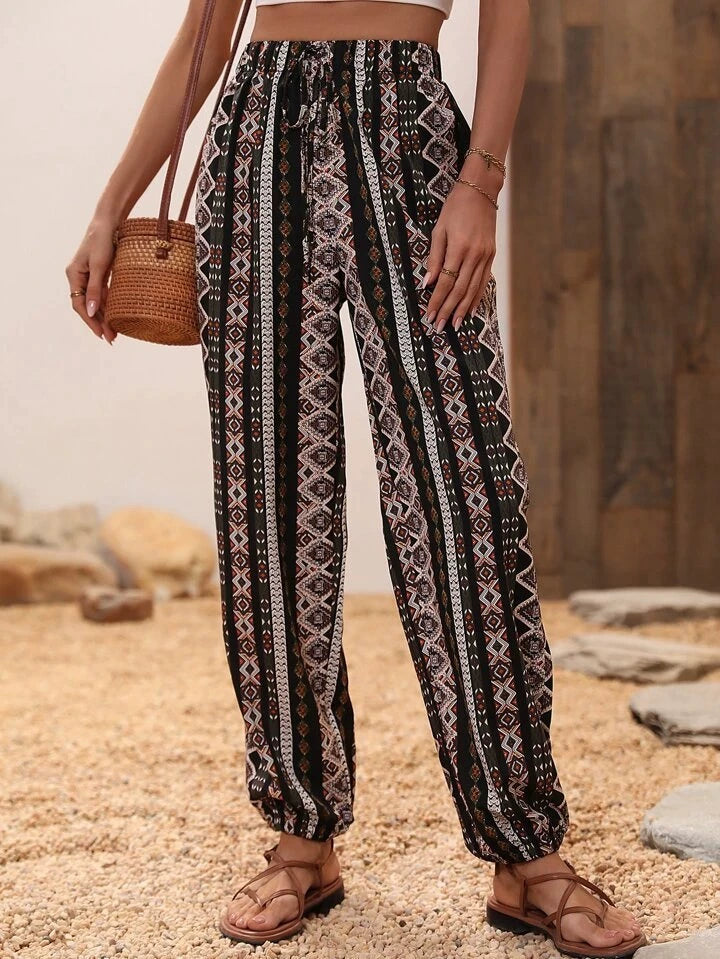 NOUVEAU RICHE Haremshose für Damen mit Bohemian Elefanten Print in Lockere Passform mit Elastischer Taille und Bündchen für Bequemen Tragekomfort Bohemia 1