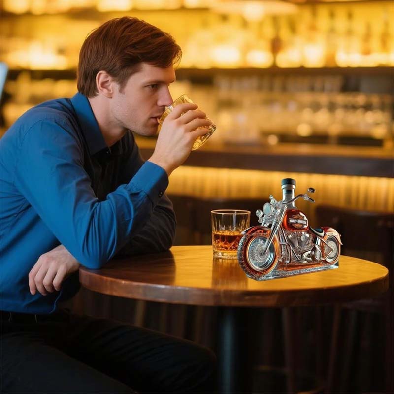 NOUVEAU RICHE Motorrad-förmige Whiskykaraffe für die Hausbar mit Einzigartigem Design