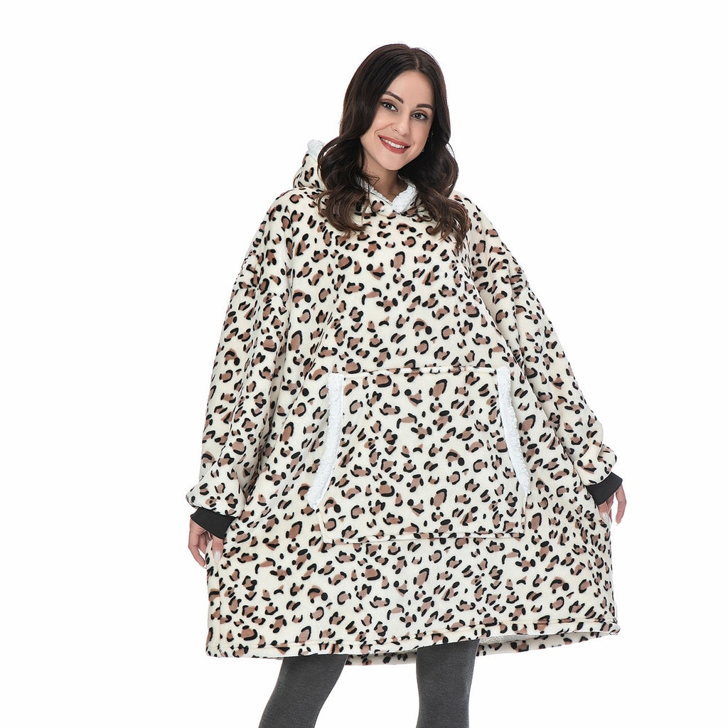 NOUVEAU RICHE Hoodie & Decke in Einem – Oversize Decke mit Ärmeln & Kapuze für Damen, Weicher Fleece mit Kängurutasche, 12 Farben – Luna