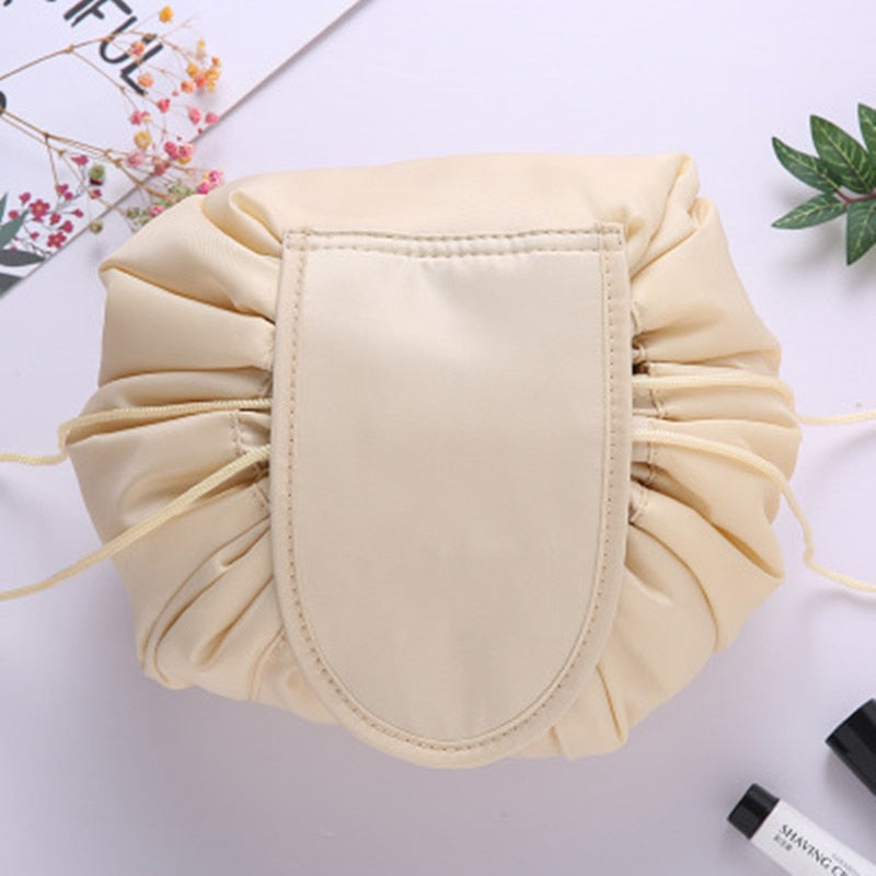 NOUVEAU RICHE Shanna Scrunch Kosmetiktasche – Grosse Schminktasche mit Kordelzug, flach aufklappbar, waschbar & wasserdicht, 8 Muster Gold