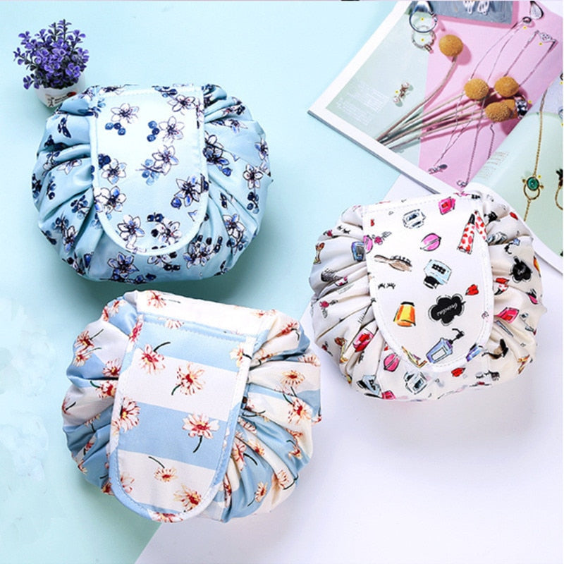 NOUVEAU RICHE Shanna Scrunch Kosmetiktasche – Grosse Schminktasche mit Kordelzug, flach aufklappbar, waschbar & wasserdicht, 8 Muster
