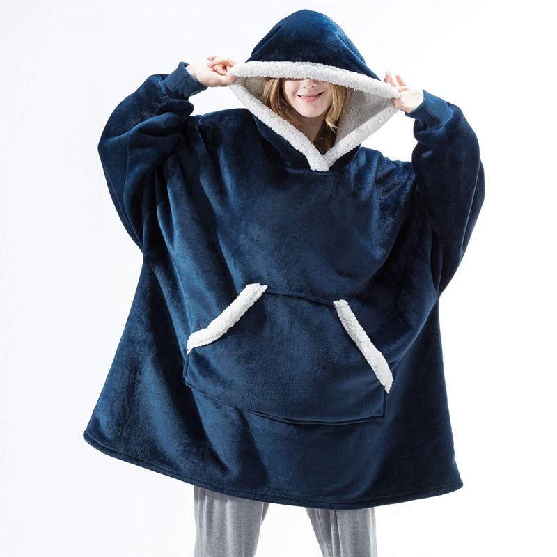 NOUVEAU RICHE Hoodie & Decke in Einem – Oversize Decke mit Ärmeln & Kapuze für Damen, Weicher Fleece mit Kängurutasche, 12 Farben – Luna Blau