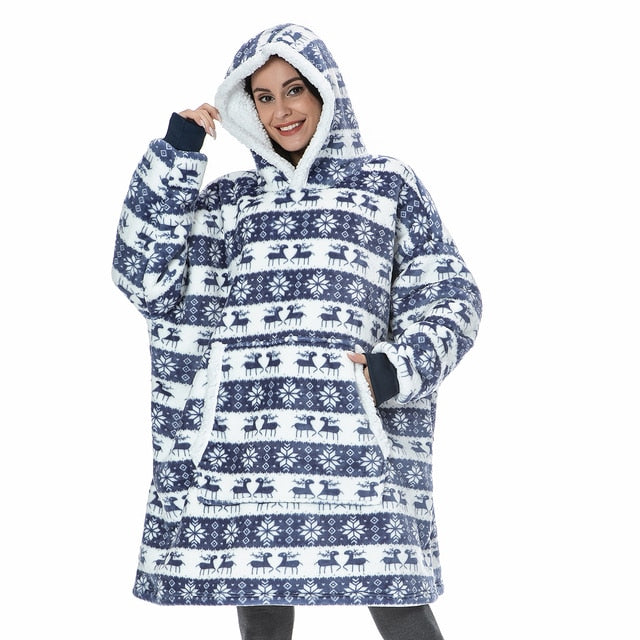 NOUVEAU RICHE Hoodie & Decke in Einem – Oversize Decke mit Ärmeln & Kapuze für Damen, Weicher Fleece mit Kängurutasche, 12 Farben – Luna Blau Reh