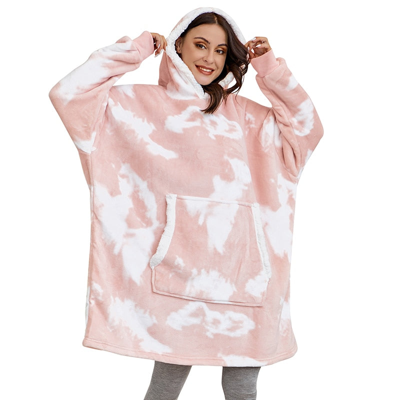 NOUVEAU RICHE Hoodie & Decke in Einem – Oversize Decke mit Ärmeln & Kapuze für Damen, Weicher Fleece mit Kängurutasche, 12 Farben – Luna