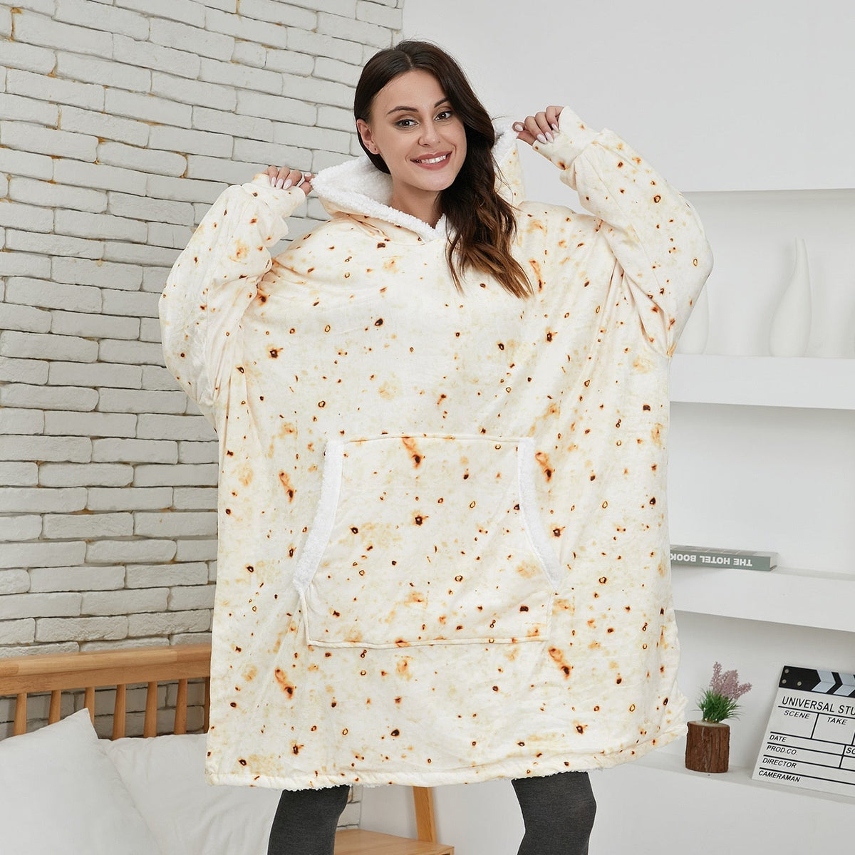 NOUVEAU RICHE Hoodie & Decke in Einem – Oversize Decke mit Ärmeln & Kapuze für Damen, Weicher Fleece mit Kängurutasche, 12 Farben – Luna Pfannkuchen