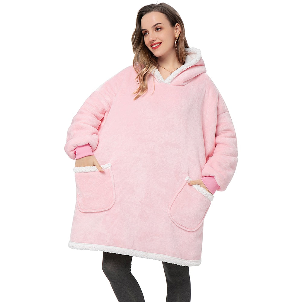 NOUVEAU RICHE Hoodie & Decke in Einem – Oversize Decke mit Ärmeln & Kapuze für Damen, Weicher Fleece mit Kängurutasche, 12 Farben – Luna