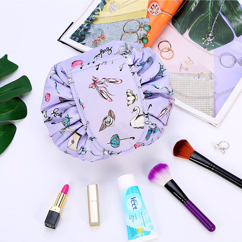 NOUVEAU RICHE Shanna Scrunch Kosmetiktasche – Grosse Schminktasche mit Kordelzug, flach aufklappbar, waschbar & wasserdicht, 8 Muster Make-up