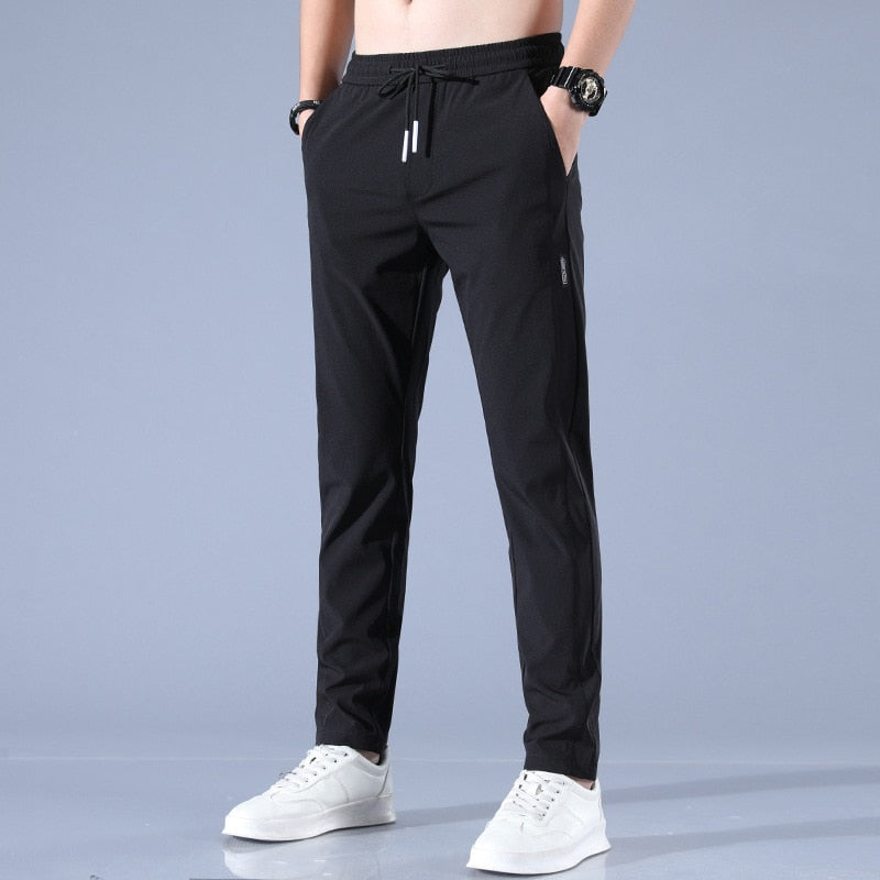 NOUVEAU RICHE Herren Jogginghose Tapered Fit Elastischer Bund Kordelzug Schwarz