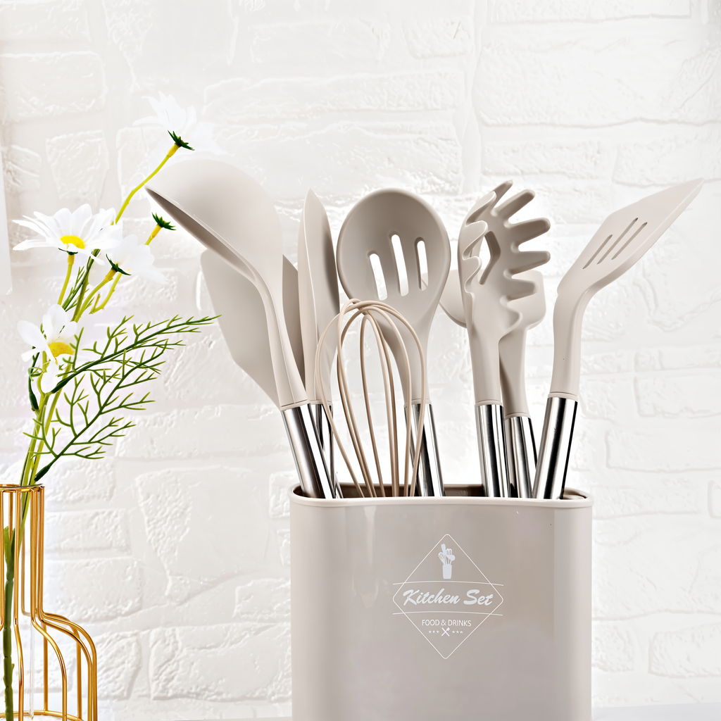 NOUVEAU RICHE 12-teiliges Silikon-Küchenutensilien-Set – Kochbesteck mit Edelstahlgriffen, hitzebeständig – Culinara Pro Hellbraun