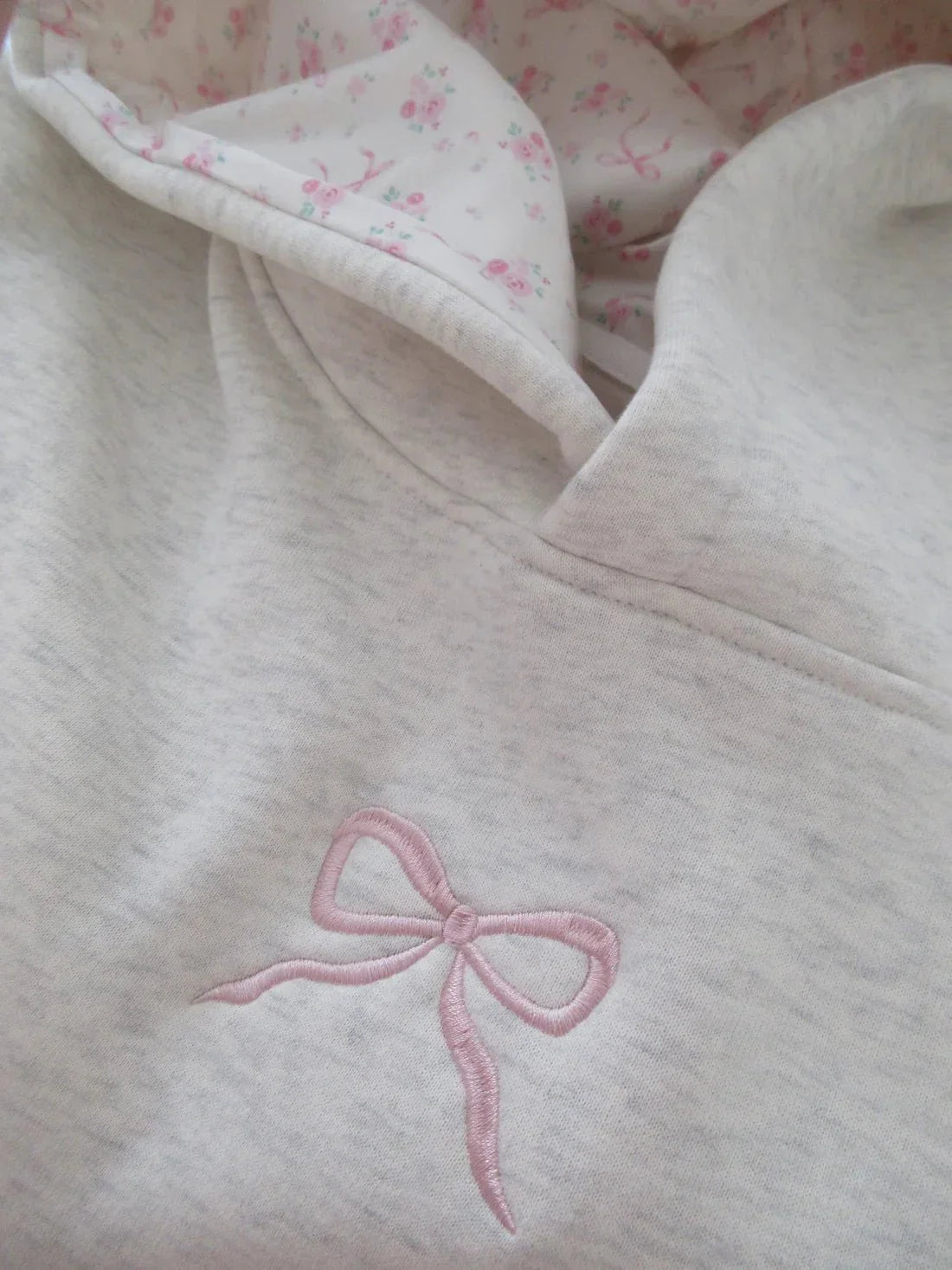 NOUVEAU RICHE Hoodie Mit Rosa Schleifendetail Und Bequemer Passform In Elfenbeinfarbenem Design Für Mühelosen Stil Und Weiblichkeit