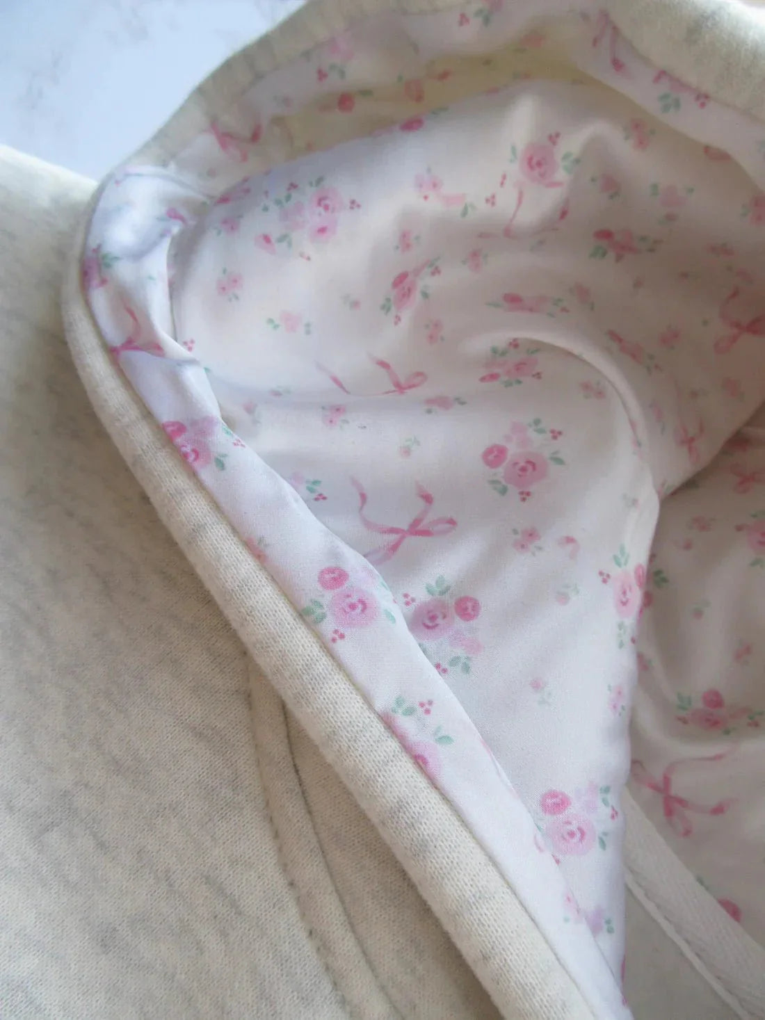 NOUVEAU RICHE Hoodie Mit Rosa Schleifendetail Und Bequemer Passform In Elfenbeinfarbenem Design Für Mühelosen Stil Und Weiblichkeit
