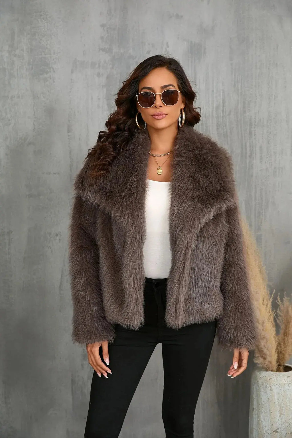 NOUVEAU RICHE Macy | Damen Luxuriöse Kunstfell-Jacke – Stilvoll, Kuschelig und Zeitlos