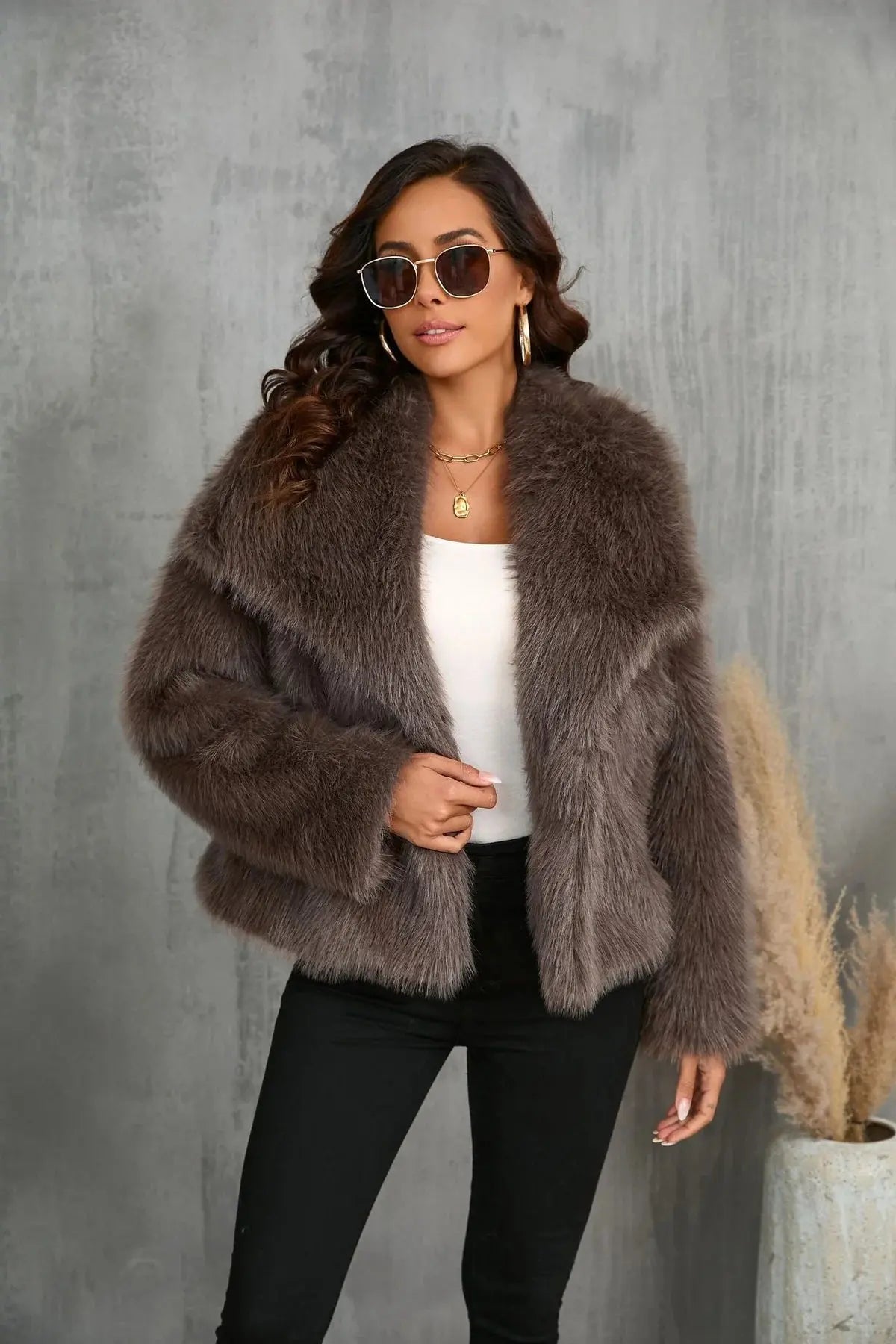 NOUVEAU RICHE Macy | Damen Luxuriöse Kunstfell-Jacke – Stilvoll, Kuschelig und Zeitlos