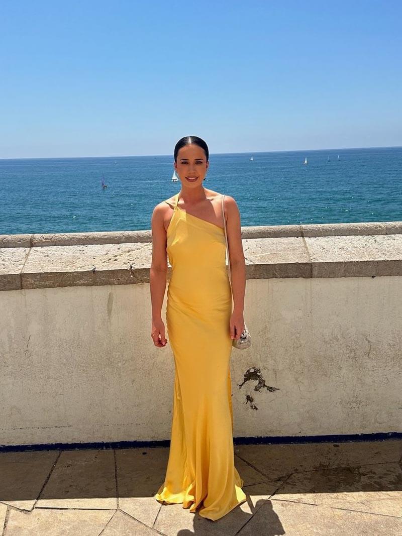 NOUVEAU RICHE Luxuriöses Goldton Maxikleid Mit Schrägem Schnitt Für Elegante Anlässe