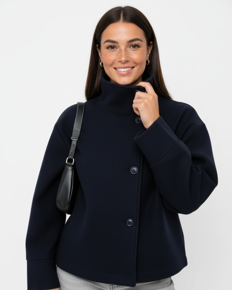 NOUVEAU RICHE Kurzjacke Damen mit Stehkragen – Elegante kurze Jacke mit Knopfleiste & schmeichelnder Passform, 3 Farben, XS–3XL – Solis Blau