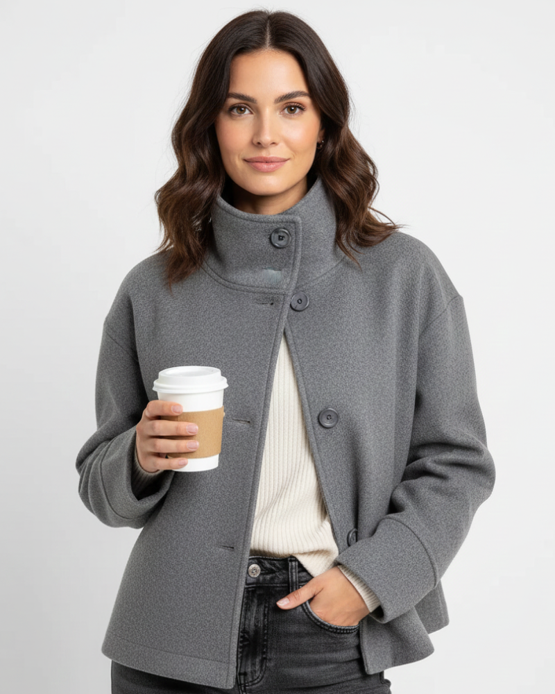 NOUVEAU RICHE Kurzjacke Damen mit Stehkragen – Elegante kurze Jacke mit Knopfleiste & schmeichelnder Passform, 3 Farben, XS–3XL – Solis Grau