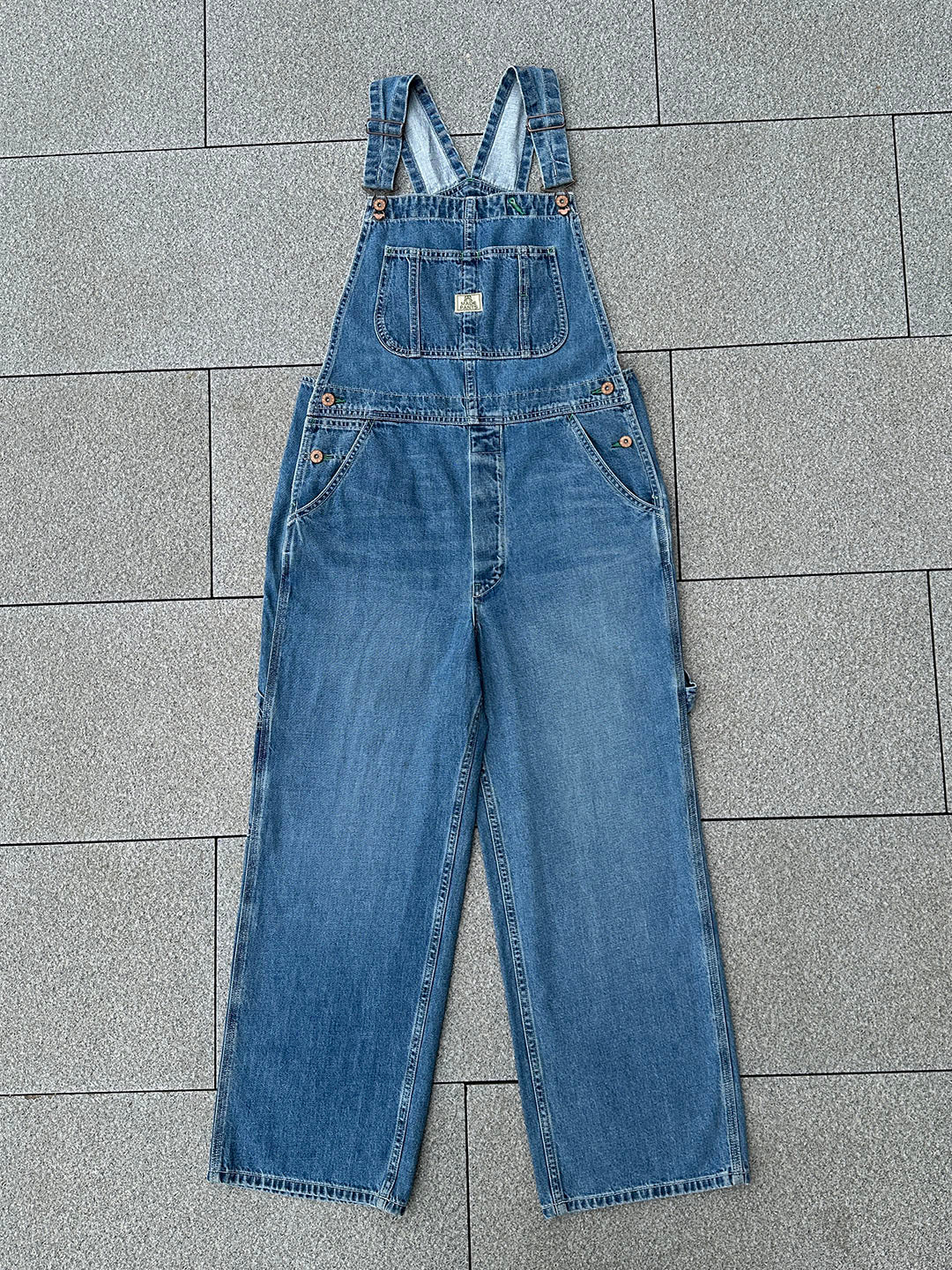 NOUVEAU RICHE Jeans-Latzhose Für Damen Aus Japanischem Denim Mit Vintage-Look Und Grünen Akzentnähten Mittelblau