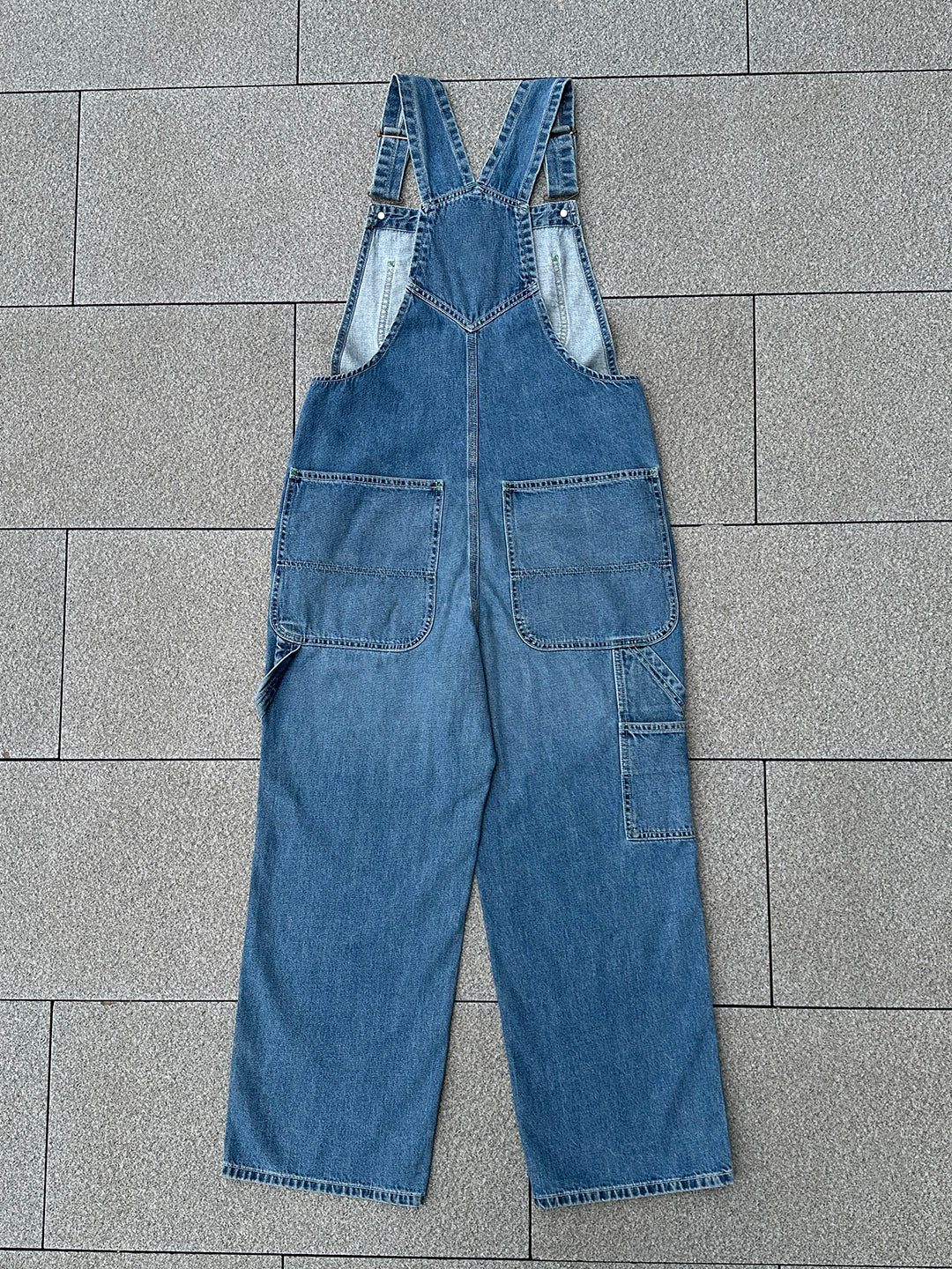 NOUVEAU RICHE Jeans-Latzhose Für Damen Aus Japanischem Denim Mit Vintage-Look Und Grünen Akzentnähten