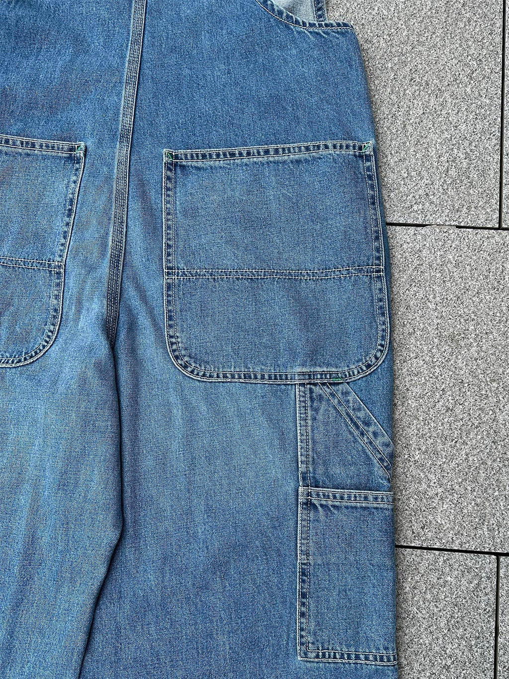 NOUVEAU RICHE Jeans-Latzhose Für Damen Aus Japanischem Denim Mit Vintage-Look Und Grünen Akzentnähten