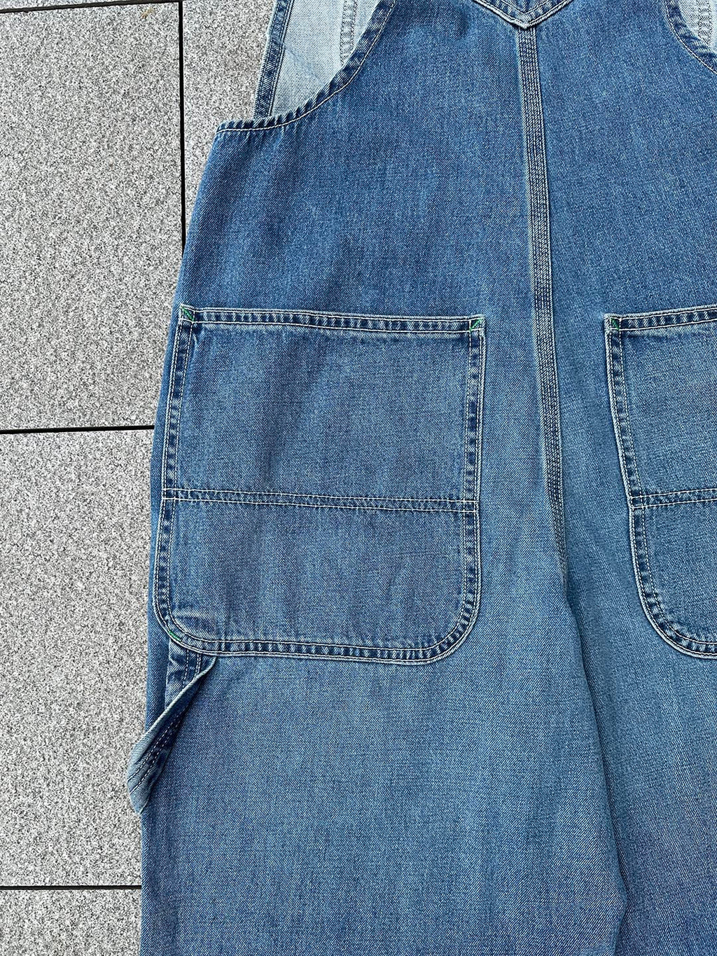 NOUVEAU RICHE Jeans-Latzhose Für Damen Aus Japanischem Denim Mit Vintage-Look Und Grünen Akzentnähten