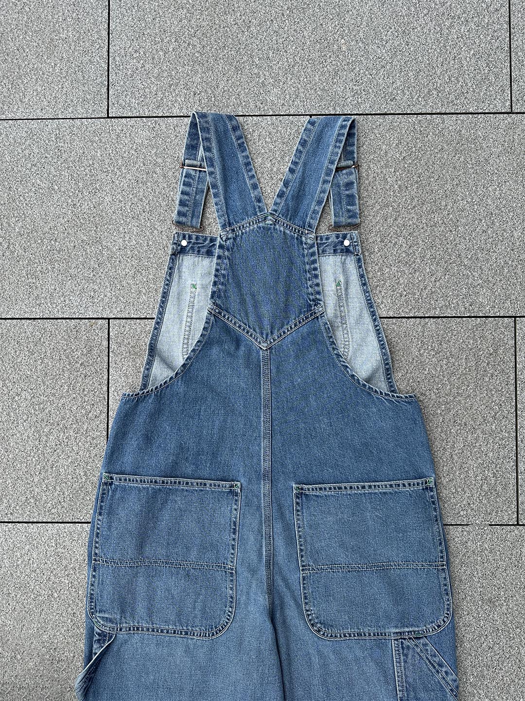 NOUVEAU RICHE Jeans-Latzhose Für Damen Aus Japanischem Denim Mit Vintage-Look Und Grünen Akzentnähten