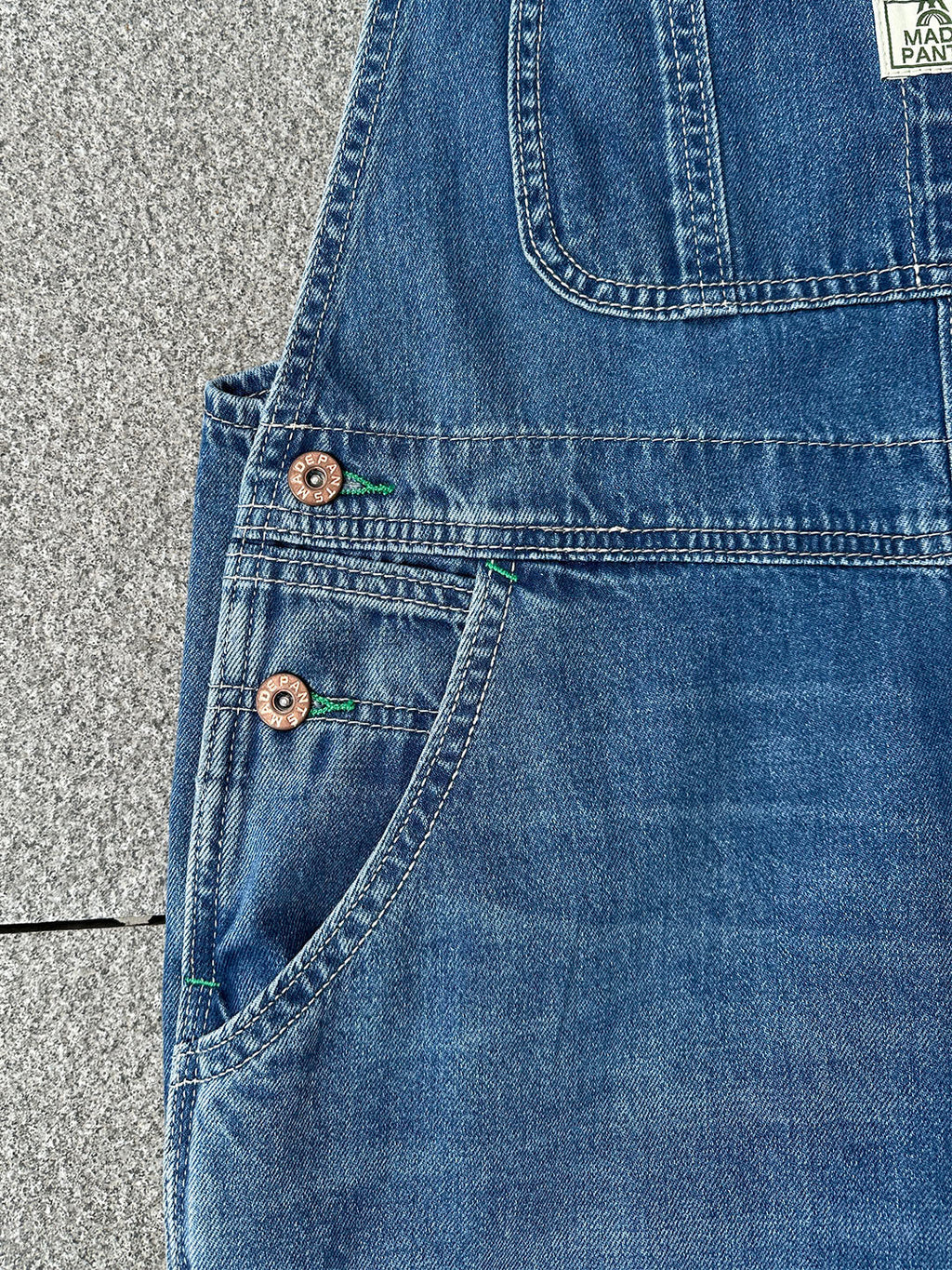 NOUVEAU RICHE Jeans-Latzhose Für Damen Aus Japanischem Denim Mit Vintage-Look Und Grünen Akzentnähten