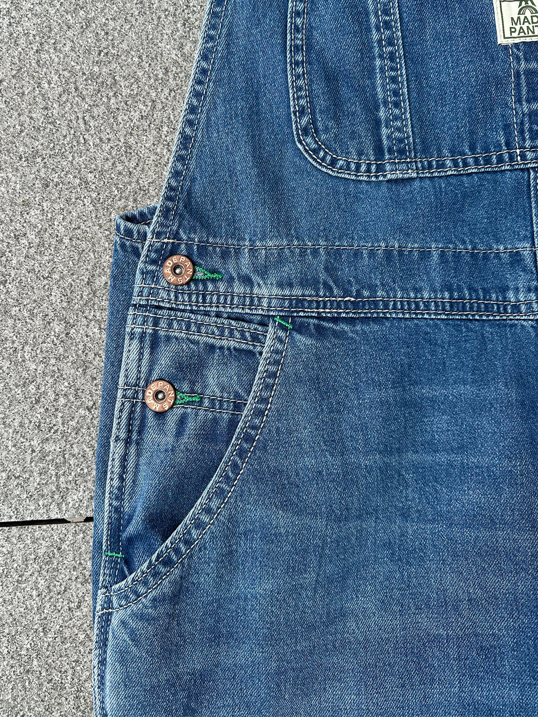 NOUVEAU RICHE Jeans-Latzhose Für Damen Aus Japanischem Denim Mit Vintage-Look Und Grünen Akzentnähten