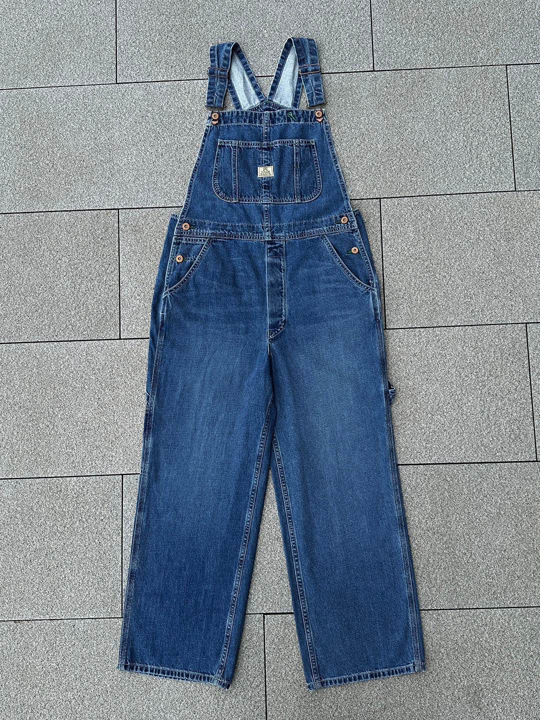 NOUVEAU RICHE Jeans-Latzhose Für Damen Aus Japanischem Denim Mit Vintage-Look Und Grünen Akzentnähten Dunkelblau