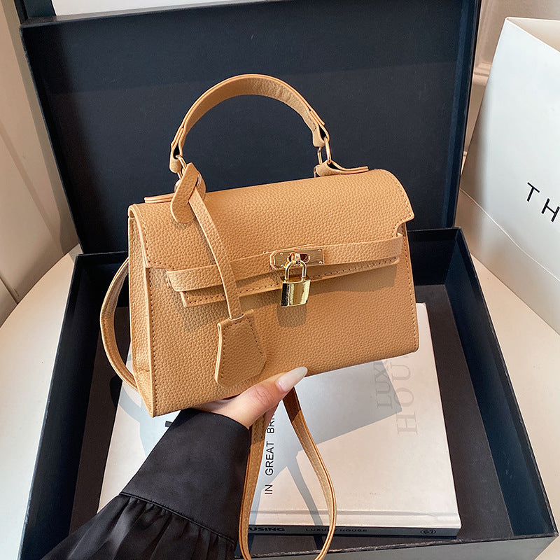 Stilvolle Handtasche Aus Hochwertigem Veganem Leder Mit Weichem Innenfutter Und Goldfarbenen Metallteilen