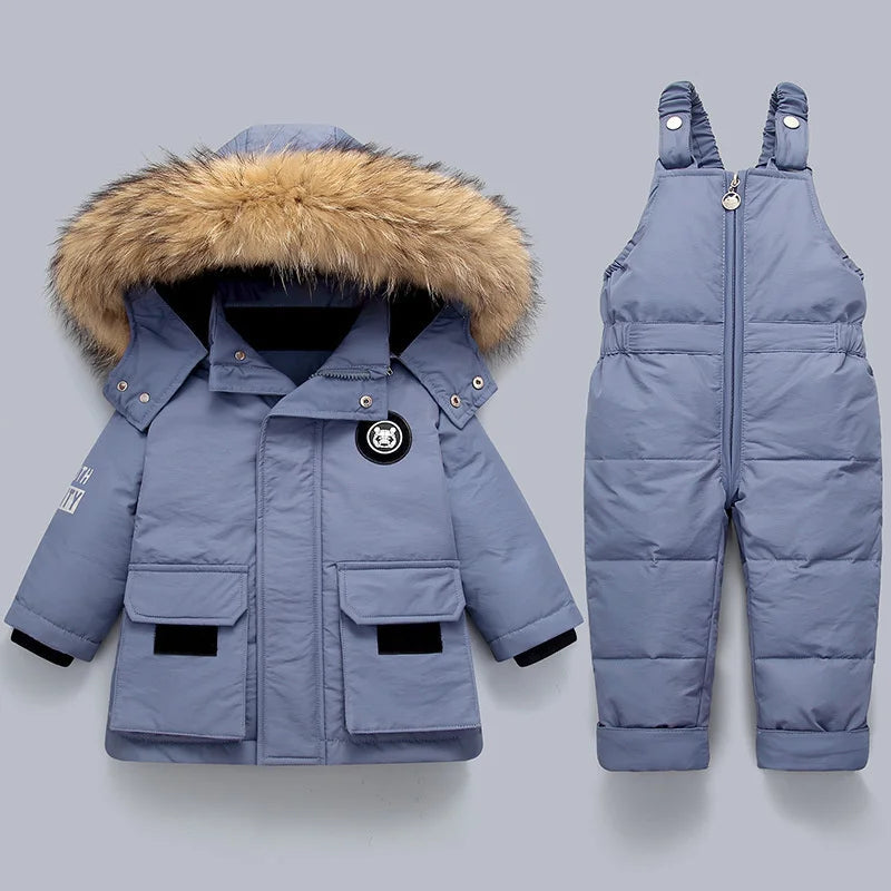 NOUVEAU RICHE Schneeanzug Kinder 2-teilig – Gesteppte Winterjacke mit Kapuze & Hose, 6 Farben, 2-6 Jahre – Hermosa Blau