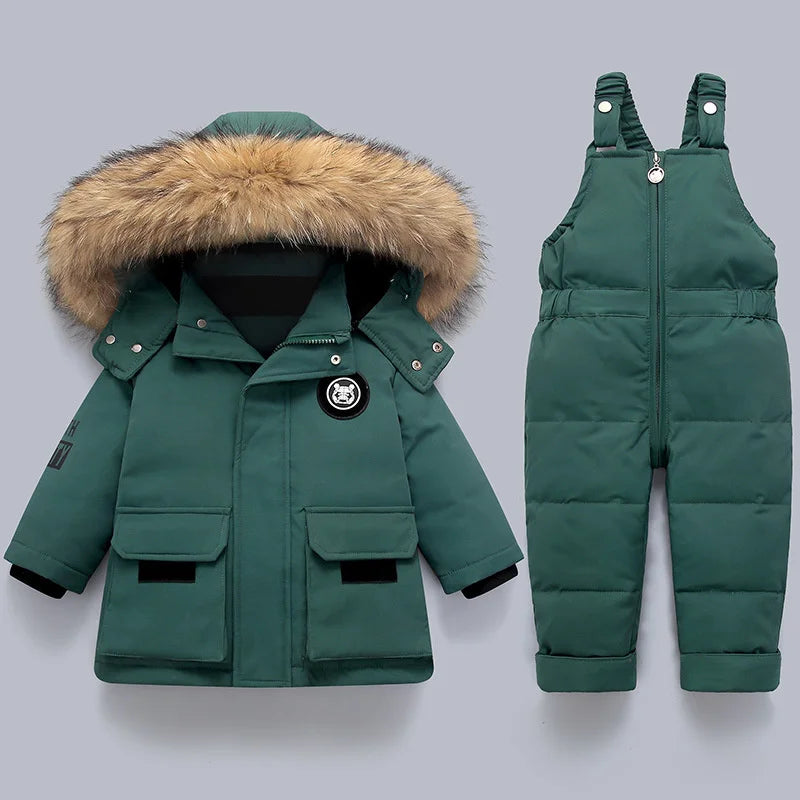 NOUVEAU RICHE Schneeanzug Kinder 2-teilig – Gesteppte Winterjacke mit Kapuze & Hose, 6 Farben, 2-6 Jahre – Hermosa Grün