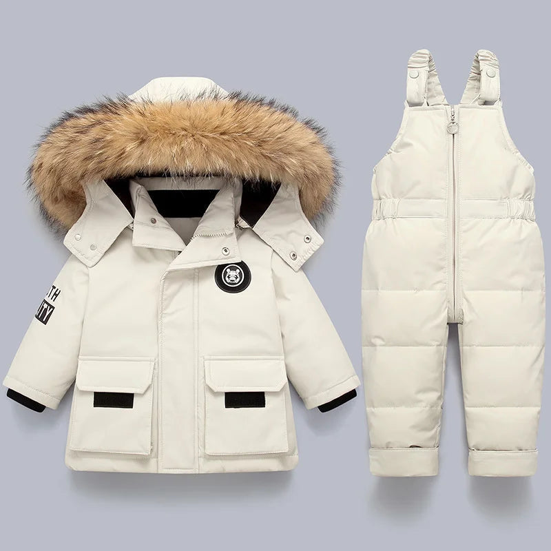 NOUVEAU RICHE Schneeanzug Kinder 2-teilig – Gesteppte Winterjacke mit Kapuze & Hose, 6 Farben, 2-6 Jahre – Hermosa Weiss