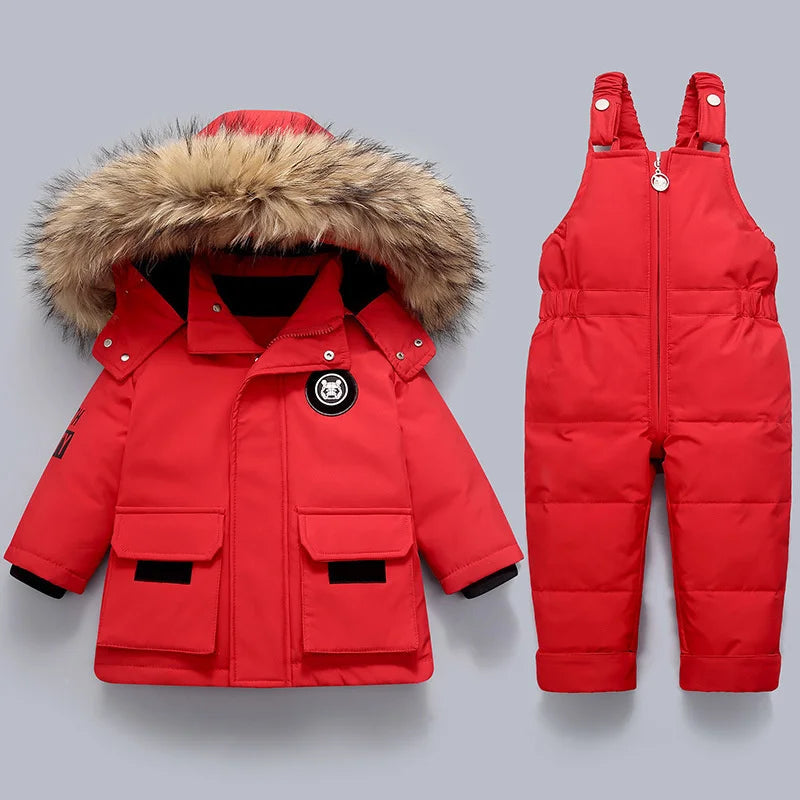 NOUVEAU RICHE Schneeanzug Kinder 2-teilig – Gesteppte Winterjacke mit Kapuze & Hose, 6 Farben, 2-6 Jahre – Hermosa Rot