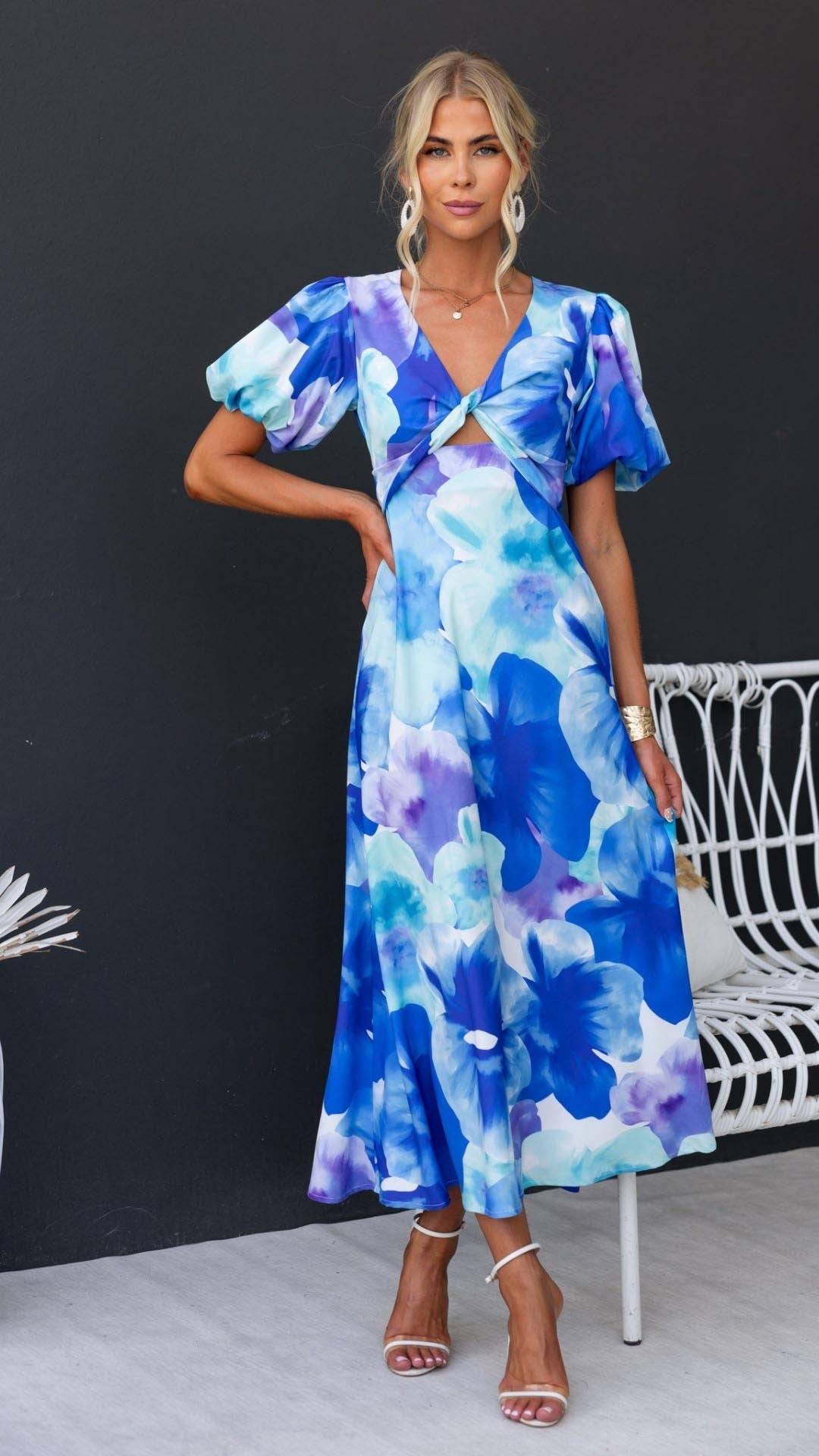 NOUVEAU RICHE Kleid Blaues Florales V-Ausschnitt Twist-Akzent Midi Kleid