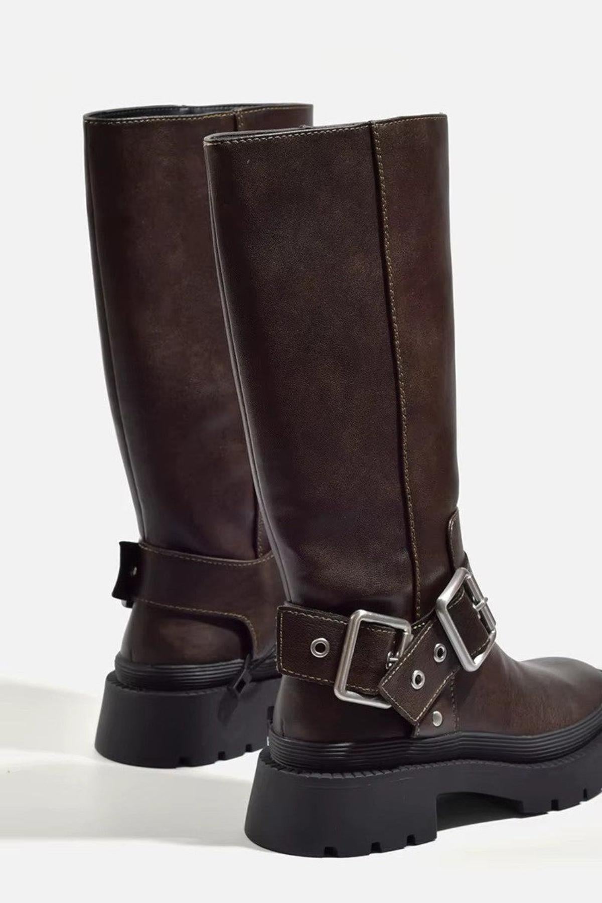 NOUVEAU RICHE Damen Kniehohe Stiefel Flach Klobig Mit Retro-Schnalle