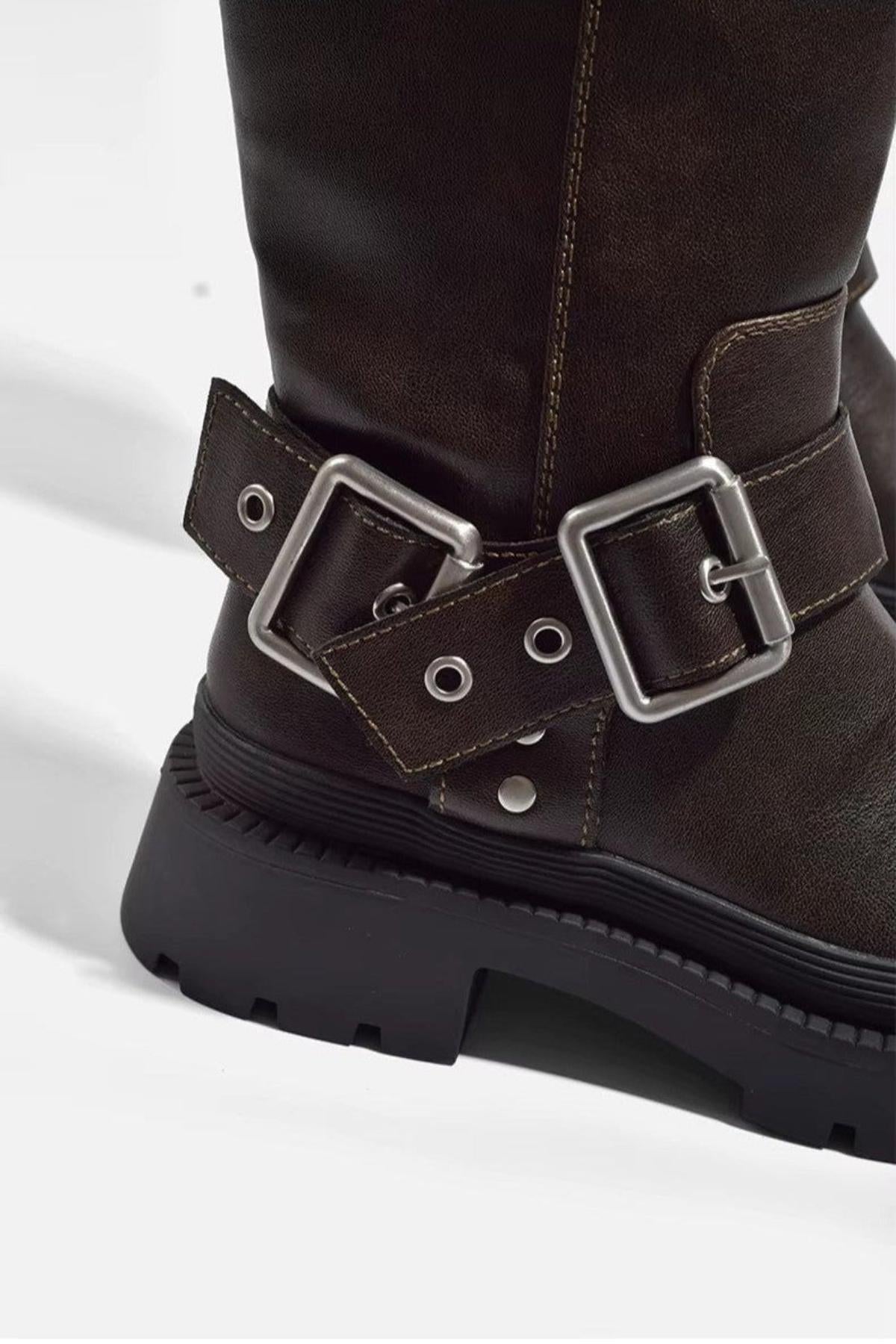 NOUVEAU RICHE Damen Kniehohe Stiefel Flach Klobig Mit Retro-Schnalle