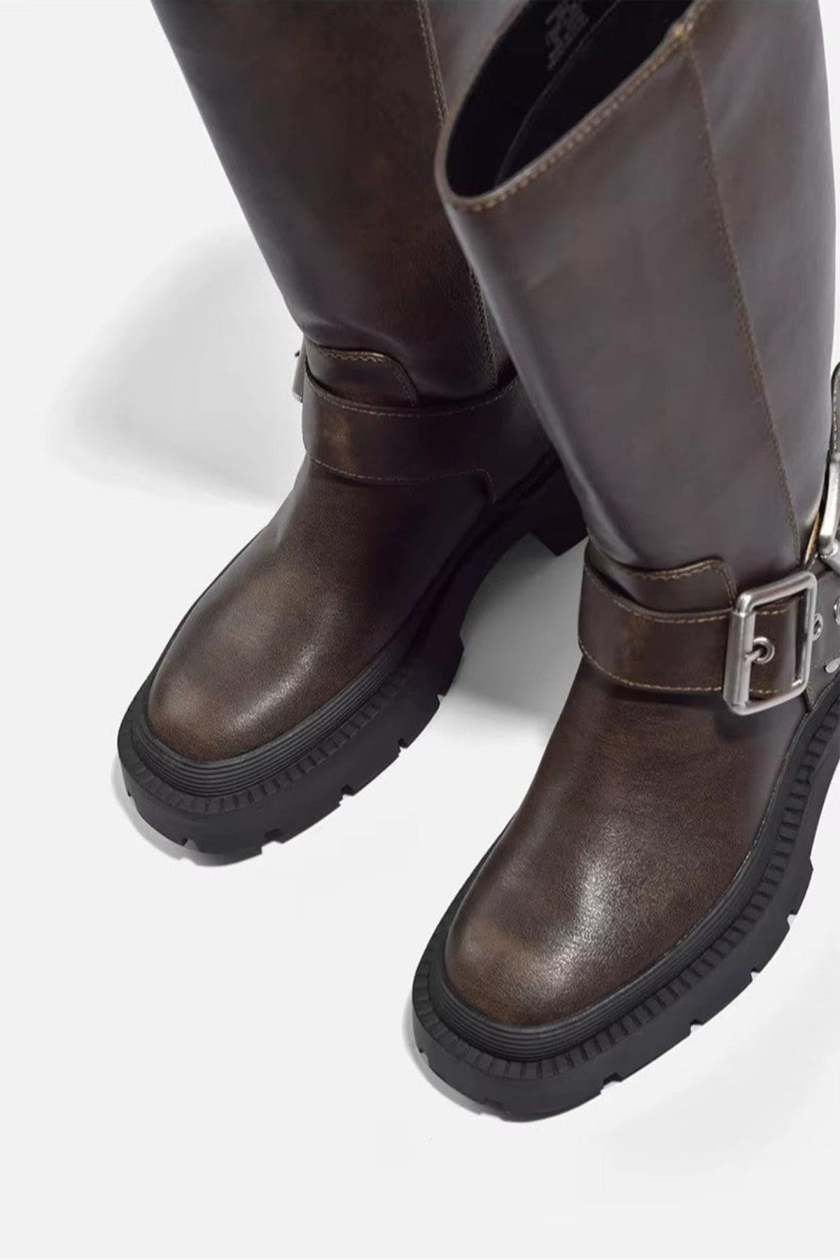 NOUVEAU RICHE Damen Kniehohe Stiefel Flach Klobig Mit Retro-Schnalle