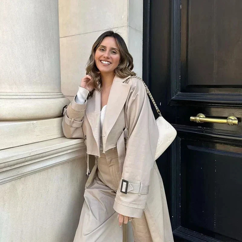 NOUVEAU RICHE Kurzer Trenchcoat für Damen – Lockere Passform – Zweireihig – Manschetten mit Gürtel – Kastenförmige Silhouette Beige