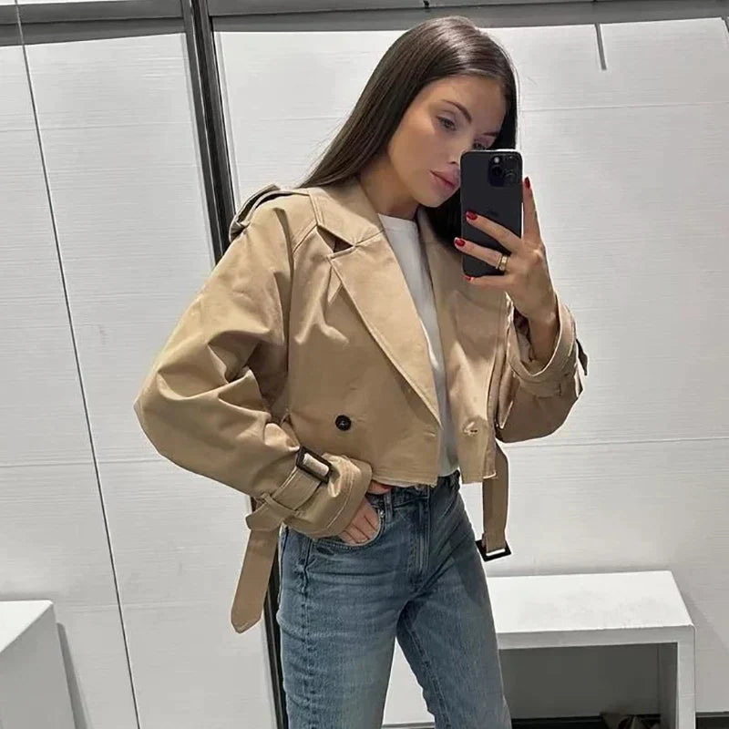 NOUVEAU RICHE Kurzer Trenchcoat für Damen – Lockere Passform – Zweireihig – Manschetten mit Gürtel – Kastenförmige Silhouette Khaki
