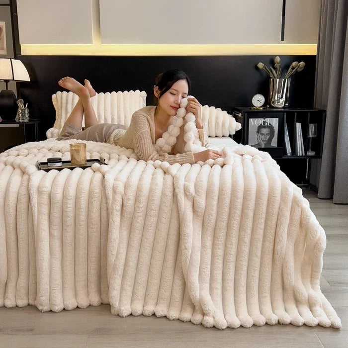NOUVEAU RICHE Kuscheldecke Korallenfleece 150x200 cm für Bett und Sofa Rohweiß