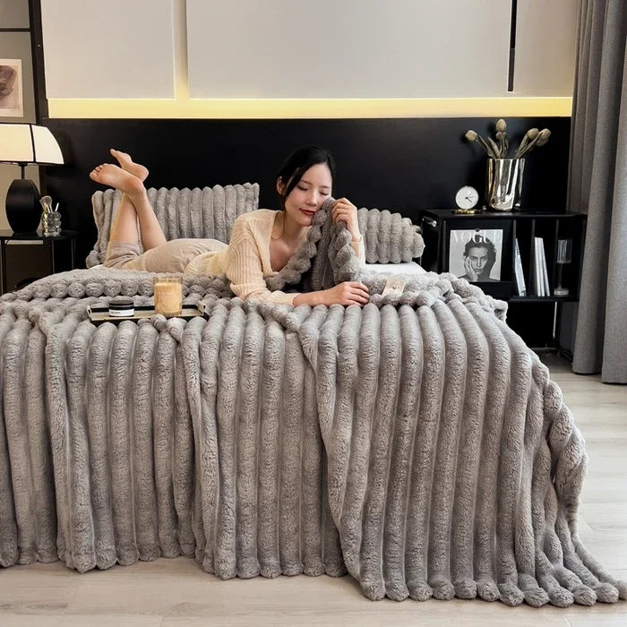 NOUVEAU RICHE Kuscheldecke Korallenfleece 150x200 cm für Bett und Sofa Mittelgrau