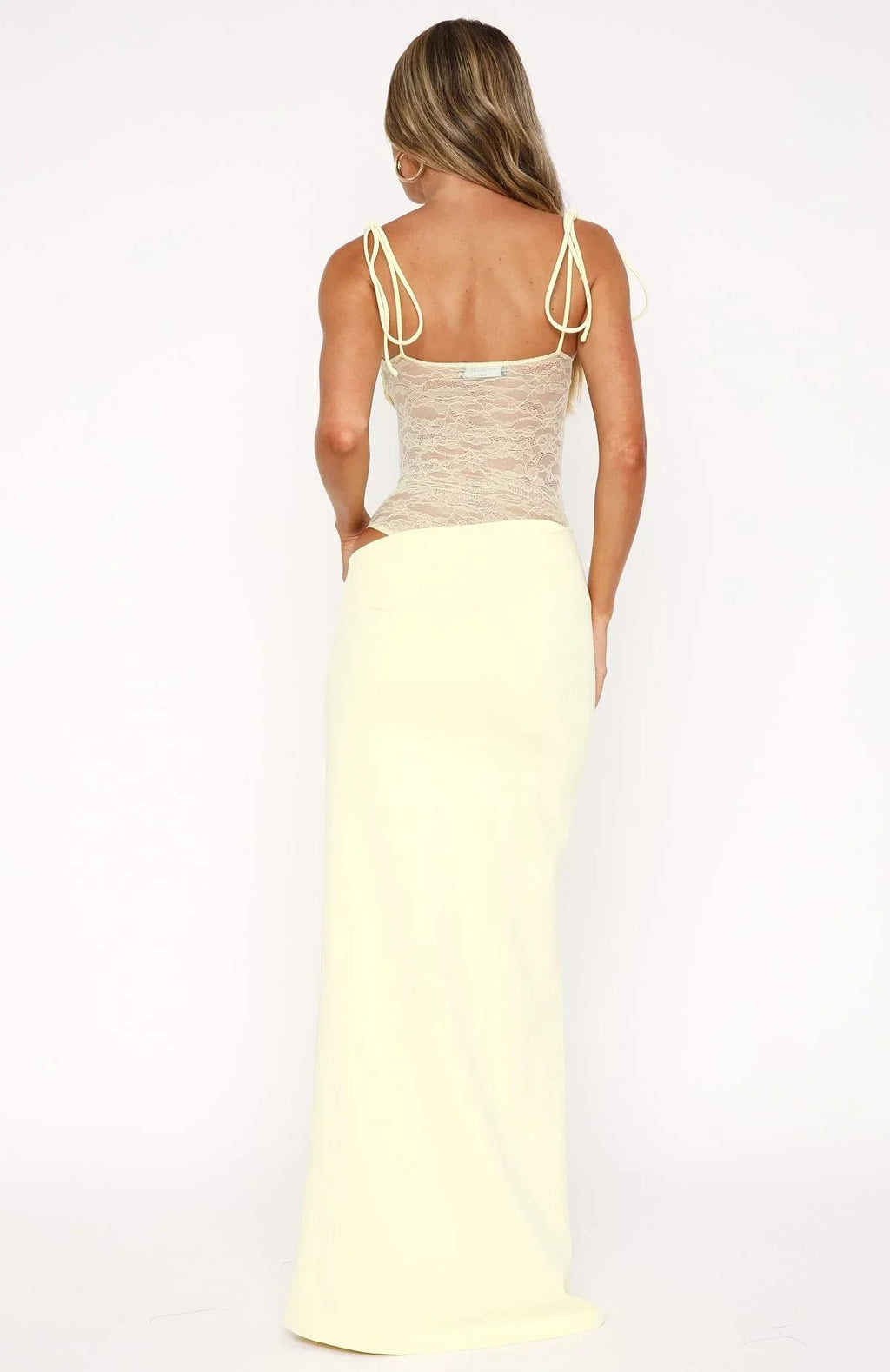 NOUVEAU RICHE Rose | Langes figurbetontes Damenkleid – Spitze & Schnürträger