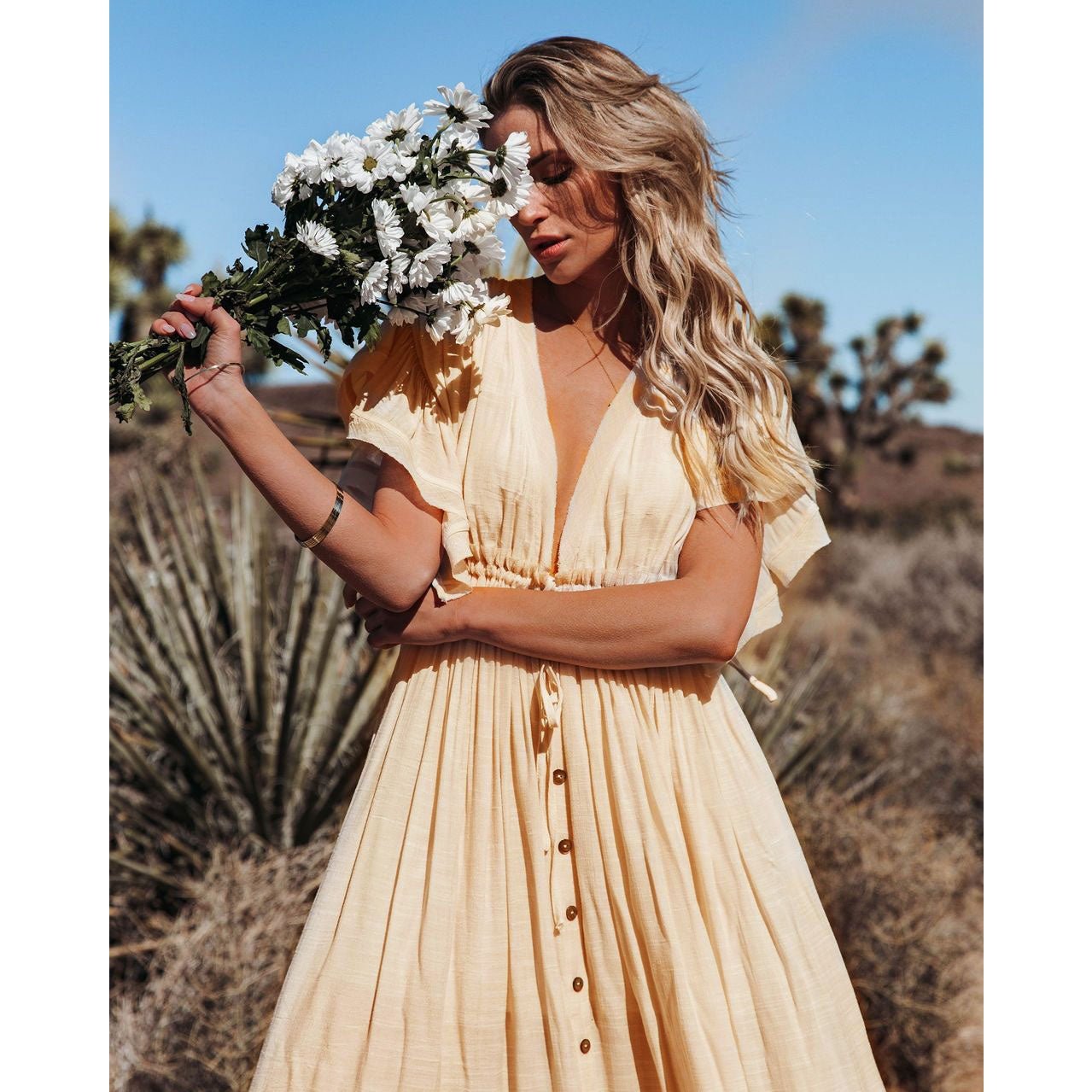 NOUVEAU RICHE Langes Cremefarbenes Boho Kleid Mit Gürtel Tiefer Ausschnitt